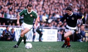 Sport, Football, European Championship Qualifier, Dublin, 15th October 1986, Republic of Ireland 0 v Scotland 0, Republic of Ireland's Liam Brady moves away from Scotland's Roy Aitken (Photo by Bob Thomas/Getty Images)